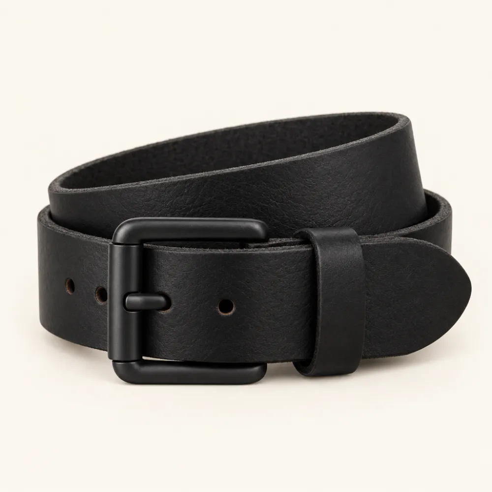 Heavy leather belt in black with a matte roller buckle